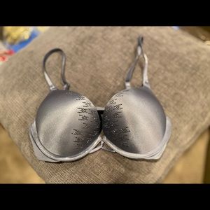 Victoria’s Secret bombshell plunge bra